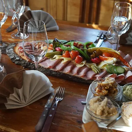 Oda ve Kahvaltı Weingut Buschenschank Schneiderannerl Gleinstätten