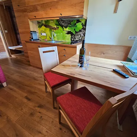 Weingut Buschenschank Schneiderannerl Oda ve Kahvaltı