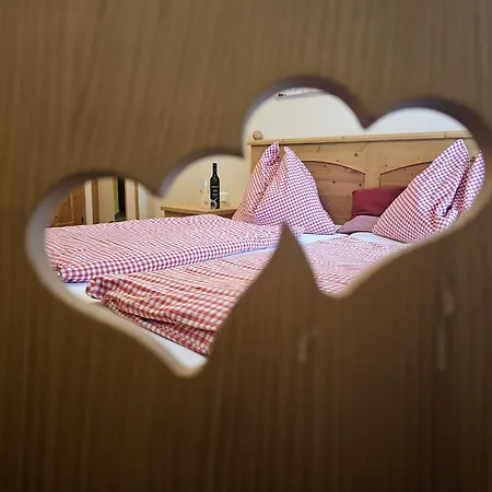 Weingut Buschenschank Schneiderannerl Oda ve Kahvaltı Gleinstätten