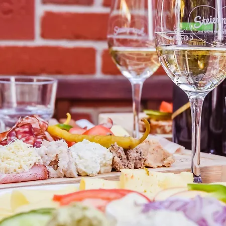 Weingut Buschenschank Schneiderannerl 3*